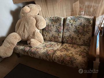 divano e poltrona con struttura in legno  massello