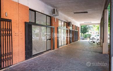 LOCALE COMMERCIALE CON BAGNO