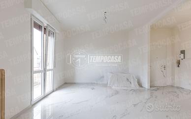 TRILOCALE RISTRUTTURATO CON BOX - VIA KENNEDY, GIU