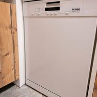 Lavastoviglie professionale Miele PG 8080 BW