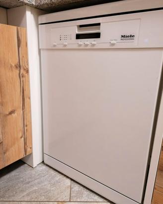 Lavastoviglie professionale Miele PG 8080 BW