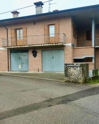 AMPIO TRICAMERE IN TRIFAMILIARE: 134 mq abitati...