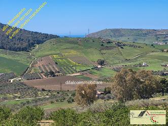 Villa vista mare con 6 ettari uliveto mandorleto