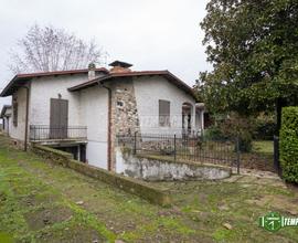 VILLA SINGOLA CON PISCINA E LABORATORIO