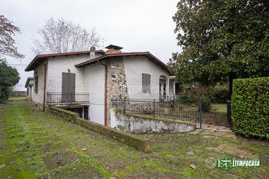 VILLA SINGOLA CON PISCINA E LABORATORIO