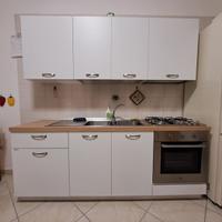 Cucina accessoriata + tavolo con sedie