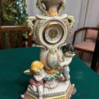 Antico orologio in ceramica