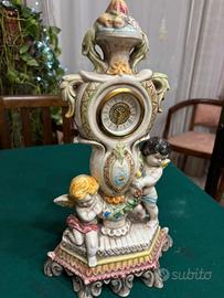 Antico orologio in ceramica