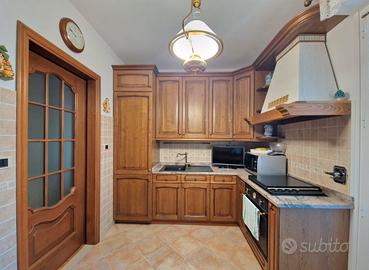 Cucina in legno con piano in granito