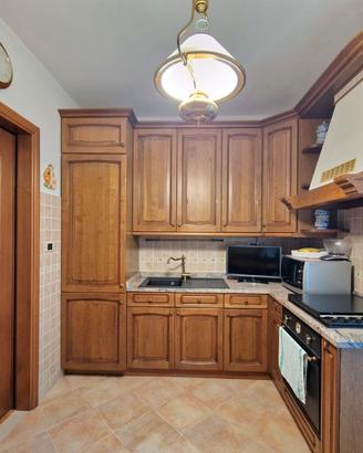 Cucina in legno con piano in granito