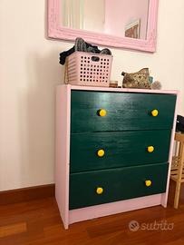 Mobiletto in legno colorato