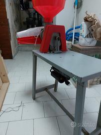 Passapomodoro elettrico con banchetto 