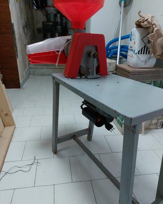 Passapomodoro elettrico con banchetto 