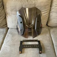 Parabbrezza Givi Fumé + barra telefono originale.