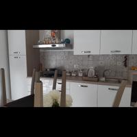 cucina ,tavolo con 6 sedie ,madia e frigo(nuovo)