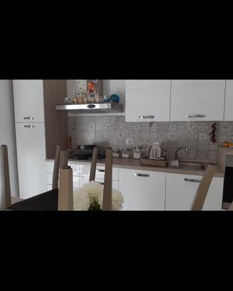 cucina ,tavolo con 6 sedie ,madia e frigo(nuovo)