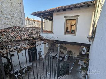 Casa indipendente di 536 m² con più di 5 locali a 