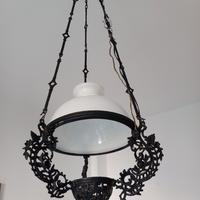 Lampadario in ferro battuto e vetro