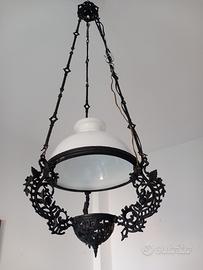 Lampadario in ferro battuto e vetro
