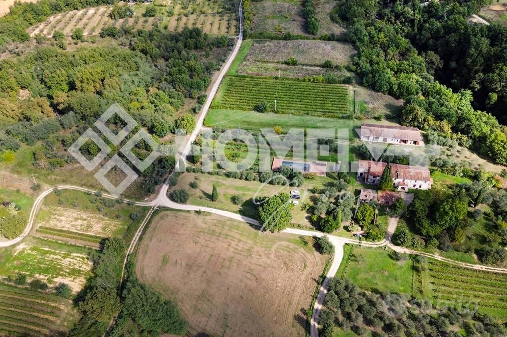 Rustico / Casale di 1000 m² con più di 5 locali a - Vista 4