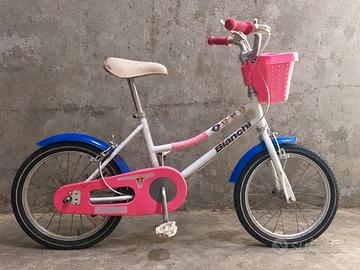 Bicicletta Bianchi rosa, bianca e blu con cestino