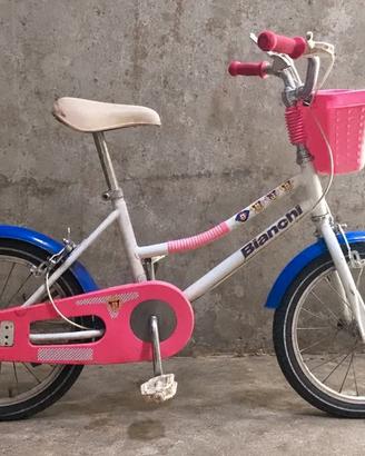 Bicicletta Bianchi rosa, bianca e blu con cestino