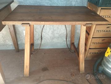 tavolino in legno massello e ferro battuto.