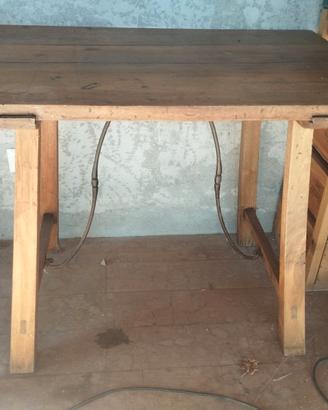 tavolino in legno massello e ferro battuto.