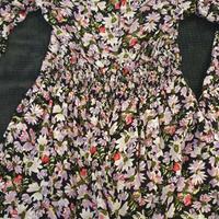 Abito mini intero a fiori con pantalonicno.