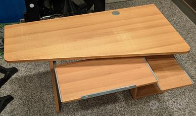 scrivania tavolo con cassetti e porta pc