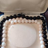 Fili di perle di corallo bianco e onice nero