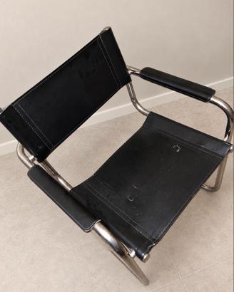 Sedia dal design moderno in pelle nera e metallo