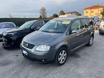 VOLKSWAGEN Touran 2.0 16V TDI DSG
