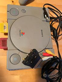 Playstation 1 e due joystick