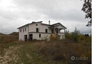 Rustico con terreno a Sant'Angelo dei Lombardi