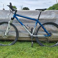 Bicicletta con cambio SHIMANO