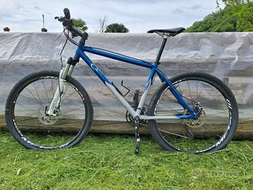 Bicicletta con cambio SHIMANO