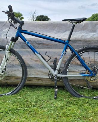 Bicicletta con cambio SHIMANO