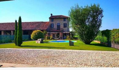 CASCINETTA RISTRUTTURATA CON AMPIO GIARDINO E PISC