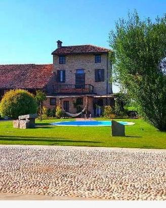 CASCINETTA RISTRUTTURATA CON AMPIO GIARDINO E PISC