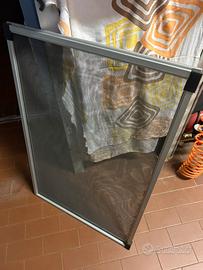 Zanzariera regolabile per finestre.