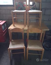 sedie e tavolo in legno