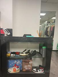 Banco cassa in ferro con vetrina