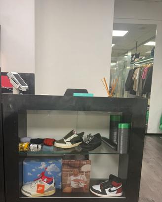 Banco cassa in ferro con vetrina