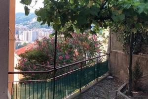 Sestri ponente trilocale con giardino e residenza