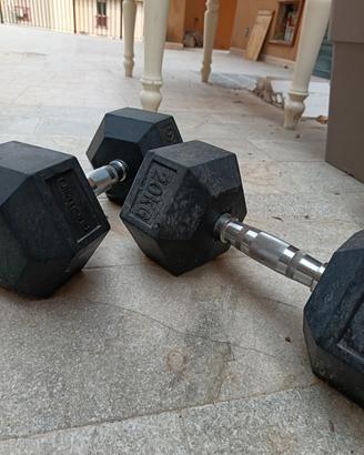 manubri in gomma esagonali e kettlebell 