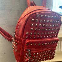 Zaino rosso con borchie in similpelle