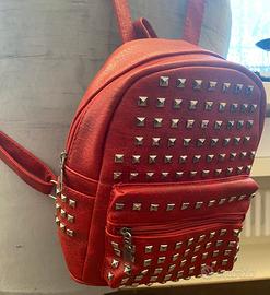 Zaino rosso con borchie in similpelle