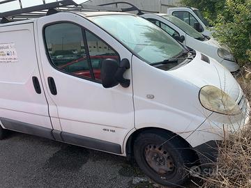 Furgoni due con motore rotto