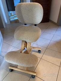 Sedia ergonomica posturale in legno con schienale 